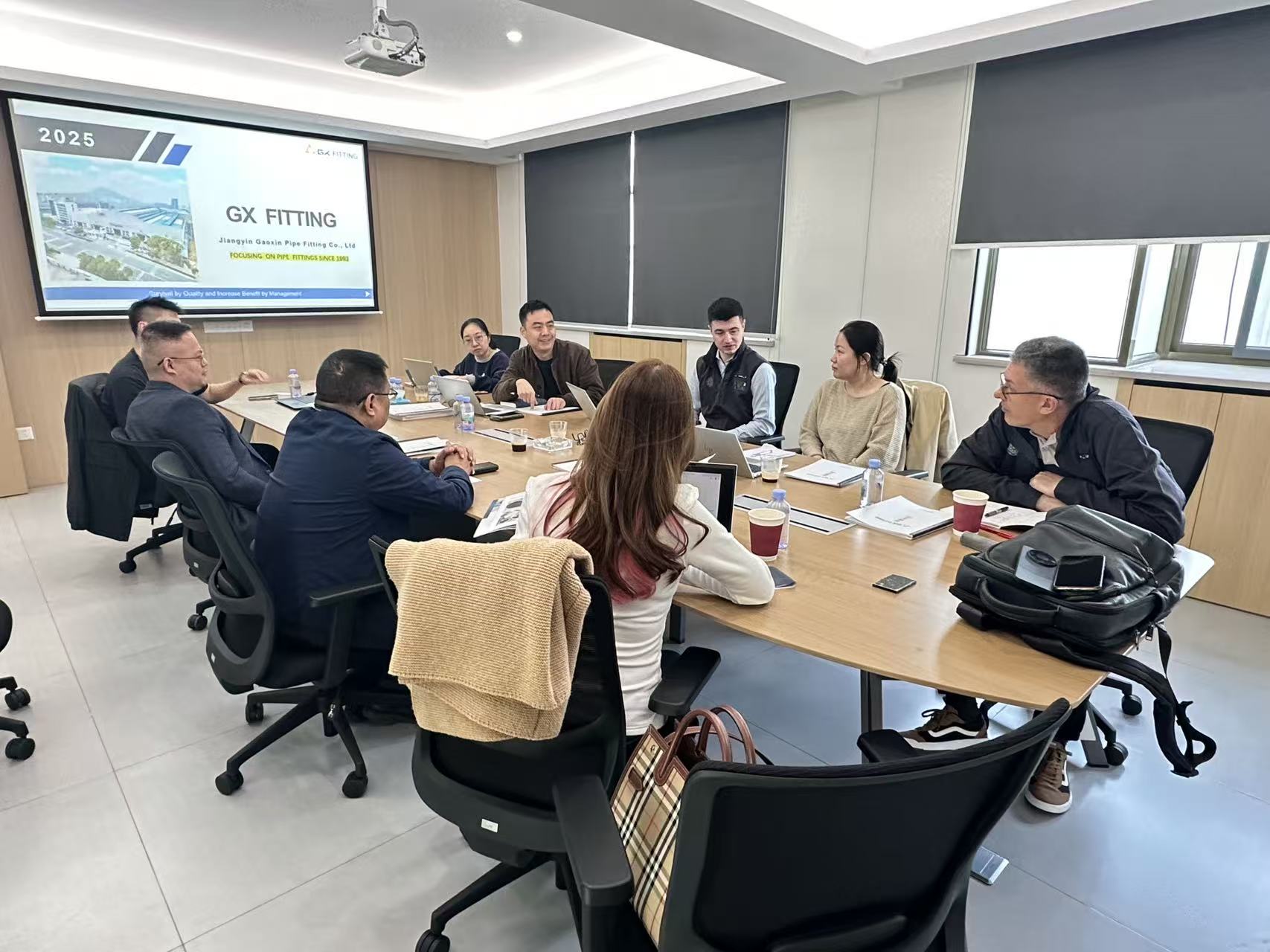 Eine Kundendelegation besucht unser Werk zum technischen Austausch und zur Zusammenarbeit
