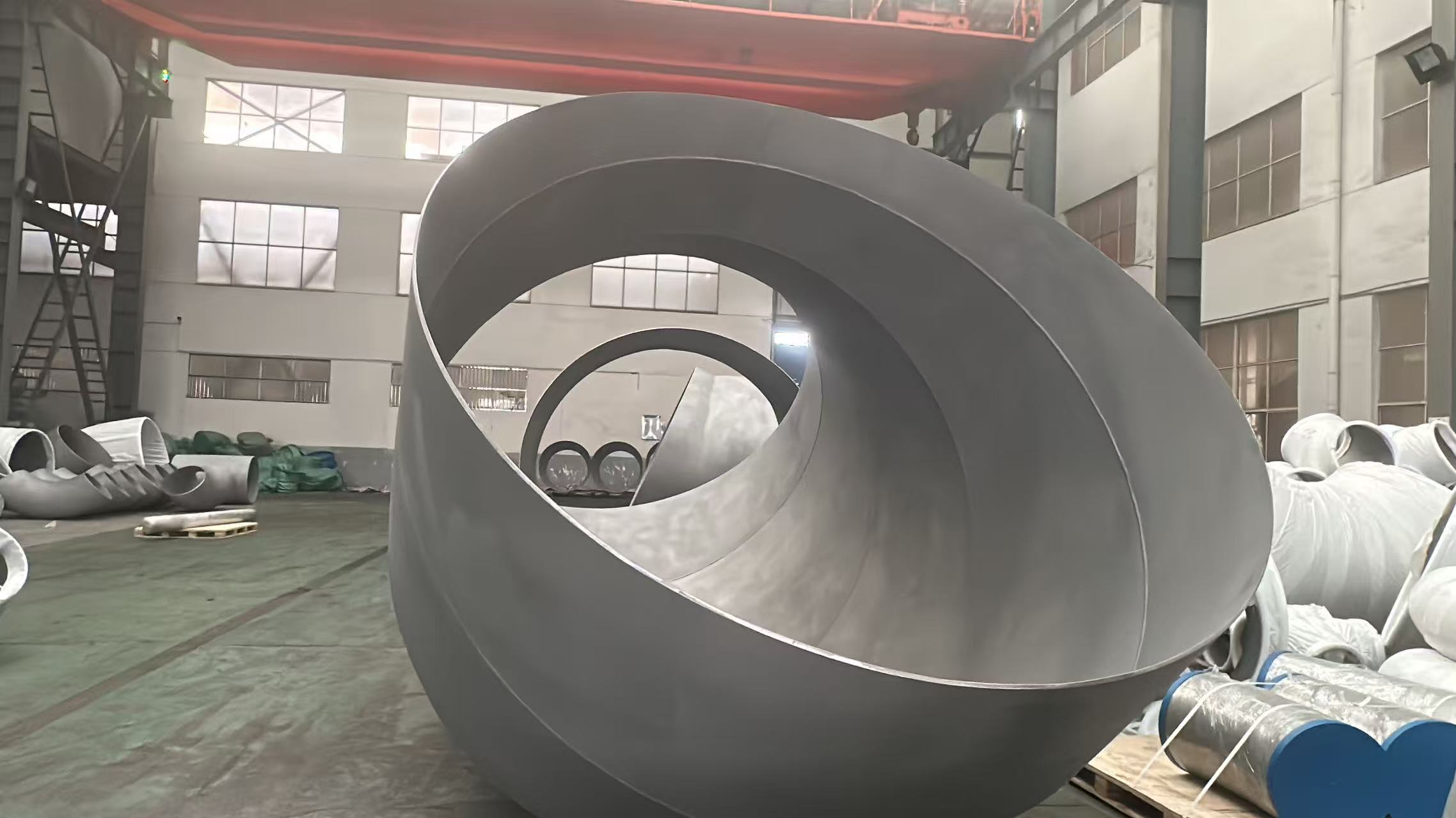 Was sind stumpfgeschweißte gleiche T-Stücke und wie werden sie in Rohrleitungen verwendet?